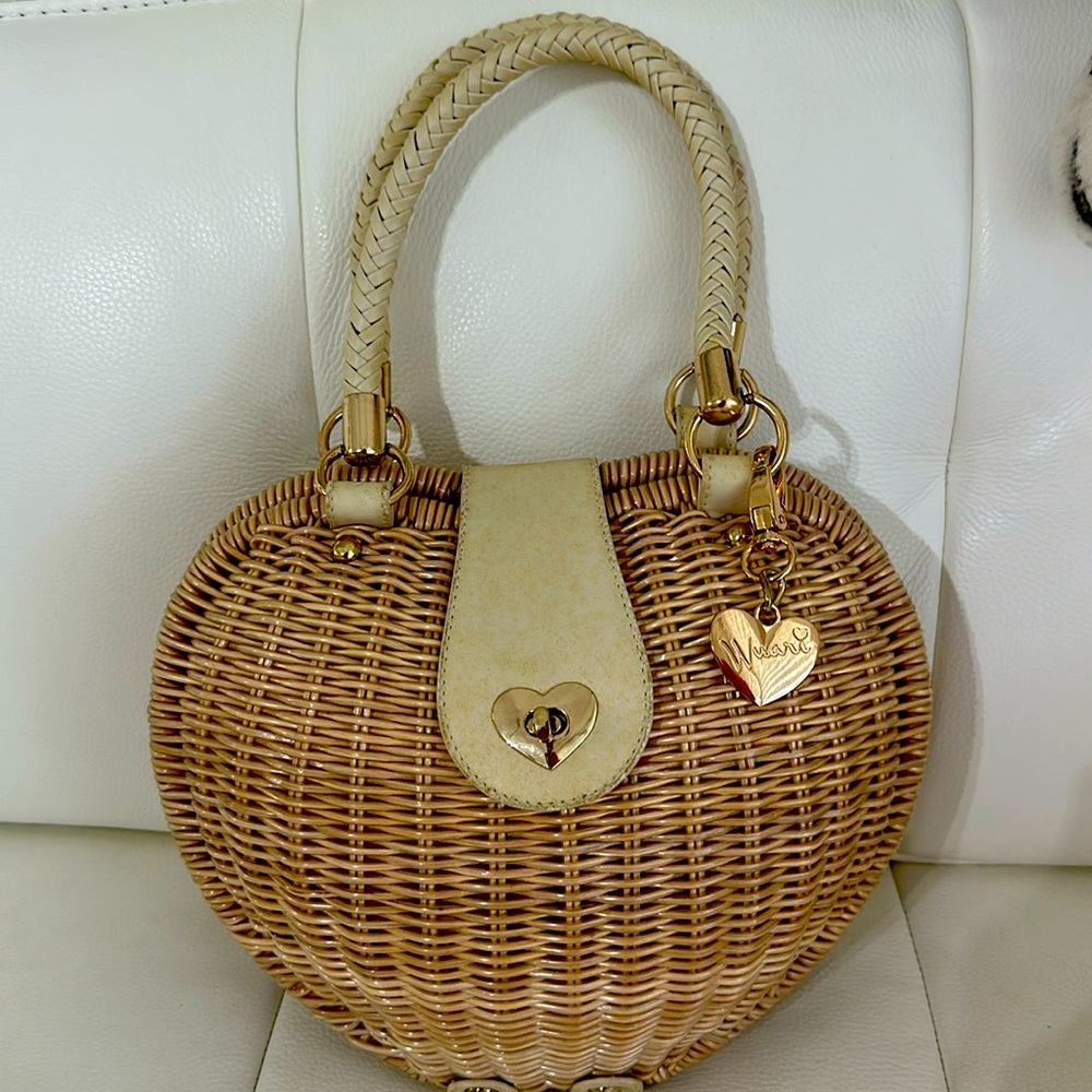 Adorable Heart Shaped Ladies Straw Bag